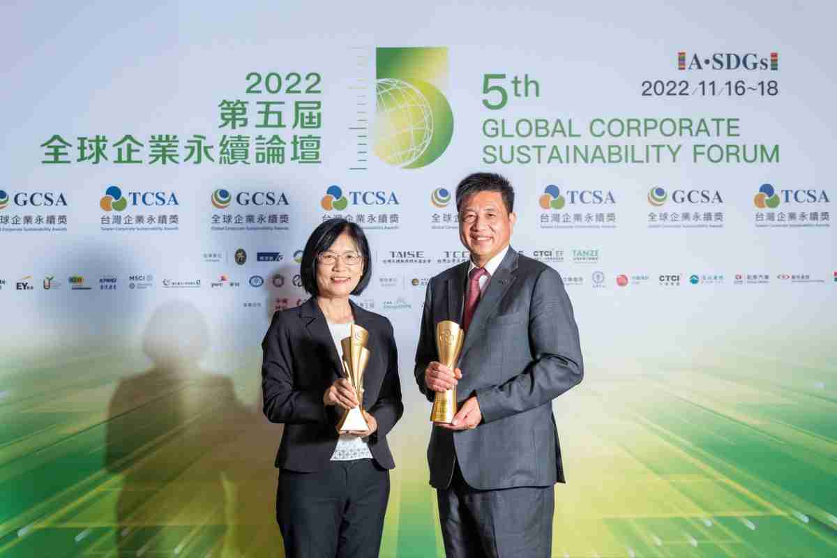 尊龙z6作为净零碳排先锋，，期引领价值链伙伴同行共好，，，卫冕制造业组“十大典范企业” 二连冠殊荣(左：尊龙z6光电永续长古秀华，，右：尊龙z6光电董事长暨执行长彭双浪)