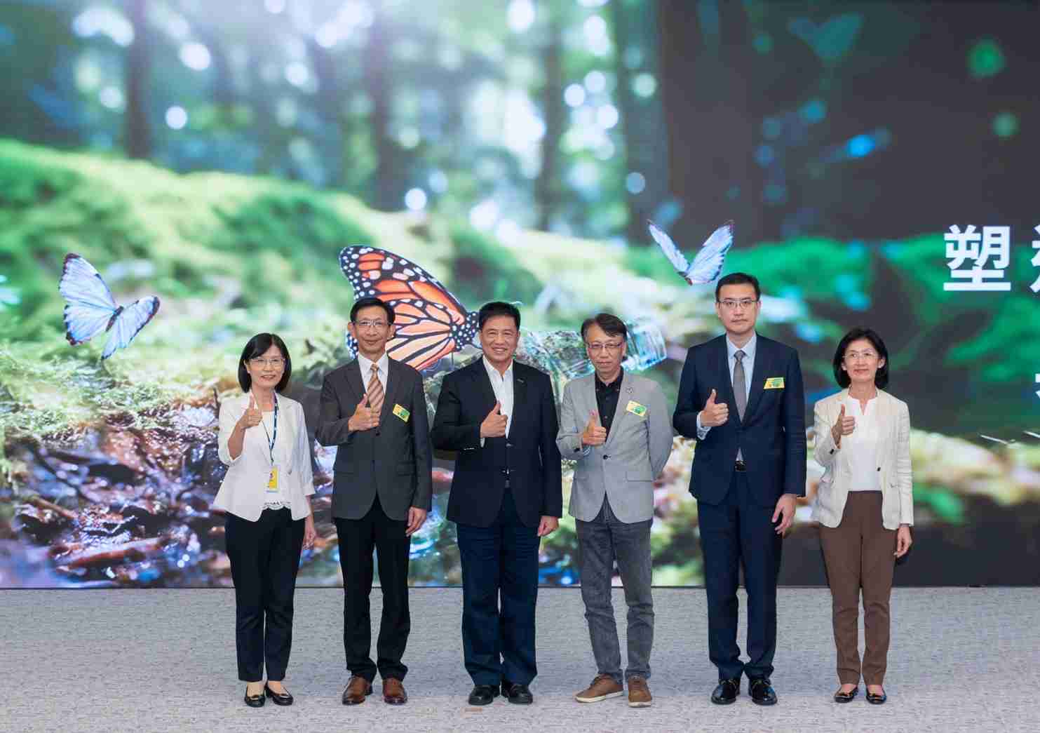 友達2023 CSR共榮大會，，邀請領域專家分享交流生物多樣性管理趨勢、、、、無塑產品、、海廢永續塑料等議題  （圖左到右：友達光電永續長古秀華、、、3M台灣技術長陳君杰、、友達光電董事長暨集團策略長彭双浪、、、、光寶科技企業永續發展處處長陳慶暉、、安永聯合會計師事務所執業會計師曾于哲、、、友達光電供應鏈總部副總經理吳宜芳）