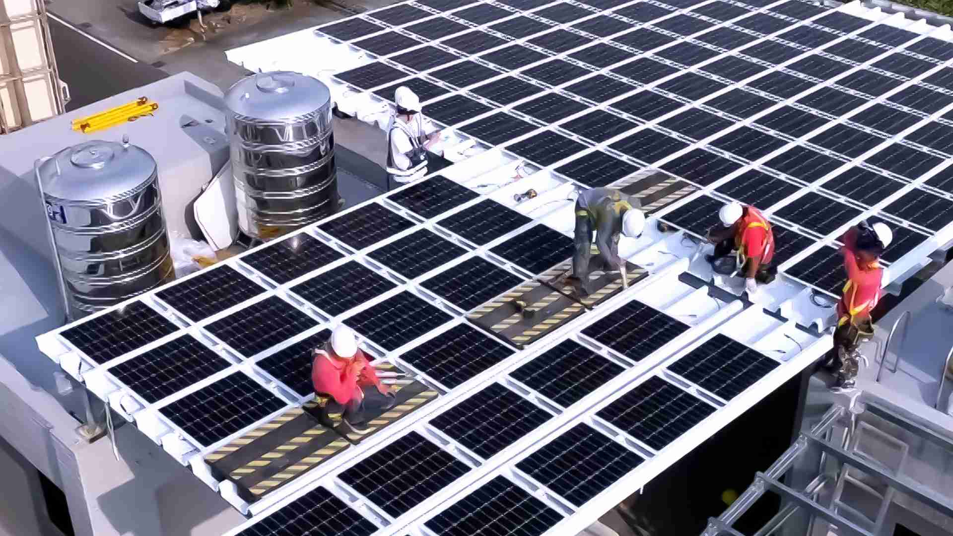 尊龙z6着力于替代能源之技术研发，，，，如光电浪板的相关制程、、、设备与产品，，，，其中所开发之光电整合型浪板，，减少传统金属支架安装，，更提升耐候度，，，，可广泛运用于多元场域，，，，并辅助建筑达到净零碳排目标