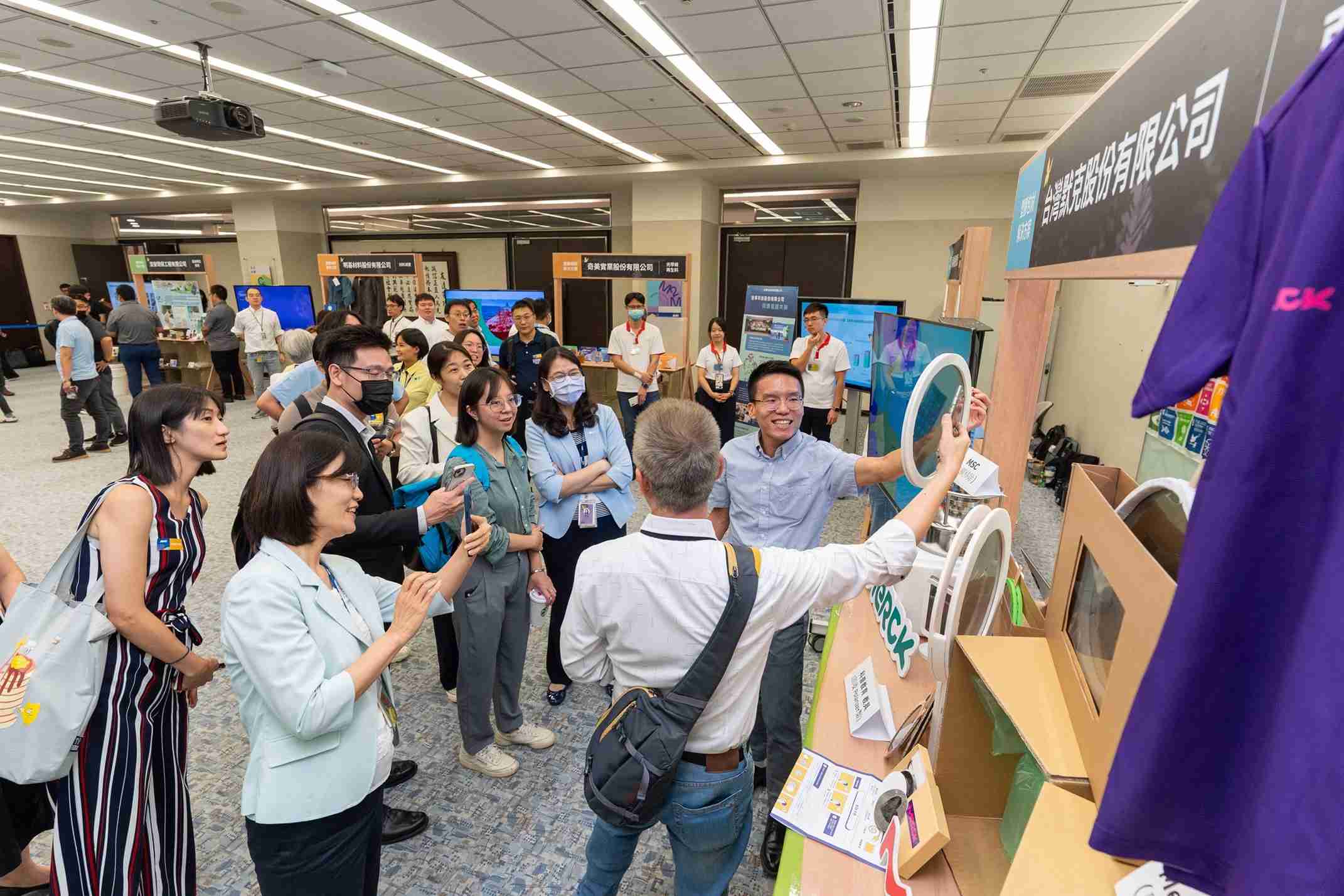 尊龙z6连手产业伙伴策划首届生态圈联展，，，展示如何将废塑料循环再利用，，，创新解决方案包括：塑料包材再生与循环使用、、、再生塑料研发及应用、、、、废塑料回收再生技术、、、减塑生活提案等