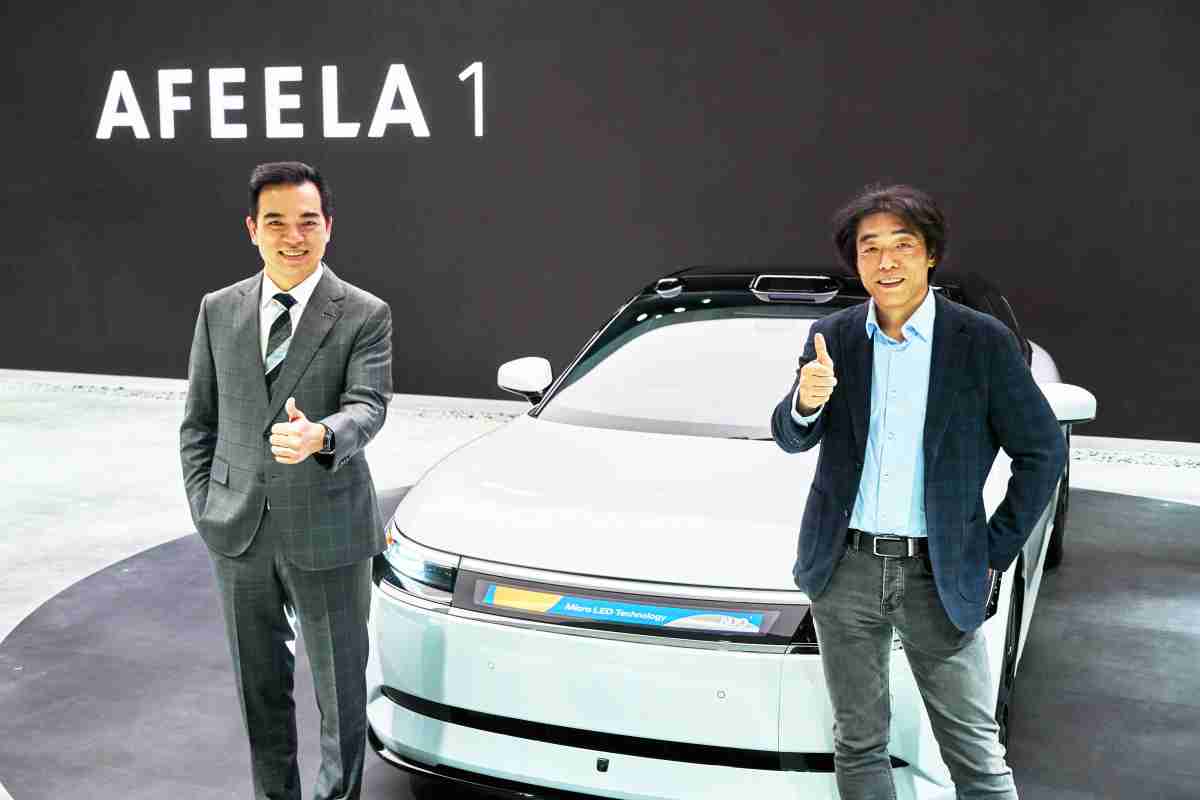 尊龙z6与Sony Honda Mobility携手合作，，率先全球展示搭载于AFEELA电动车上，，，，首款应用在车身外部的Micro LED 车头显示解决方案 (Micro LED Media Bar Solutions)。。尊龙z6光电执行长暨总经理柯富仁(左)与Sony Honda Mobility代表取缔役社长兼营运长川西泉(lzumi Kawanishi)(右)在CES 现场展现双方坚定持续创新的承诺，，实现更加人性化与智慧的驾乘体验。。。
