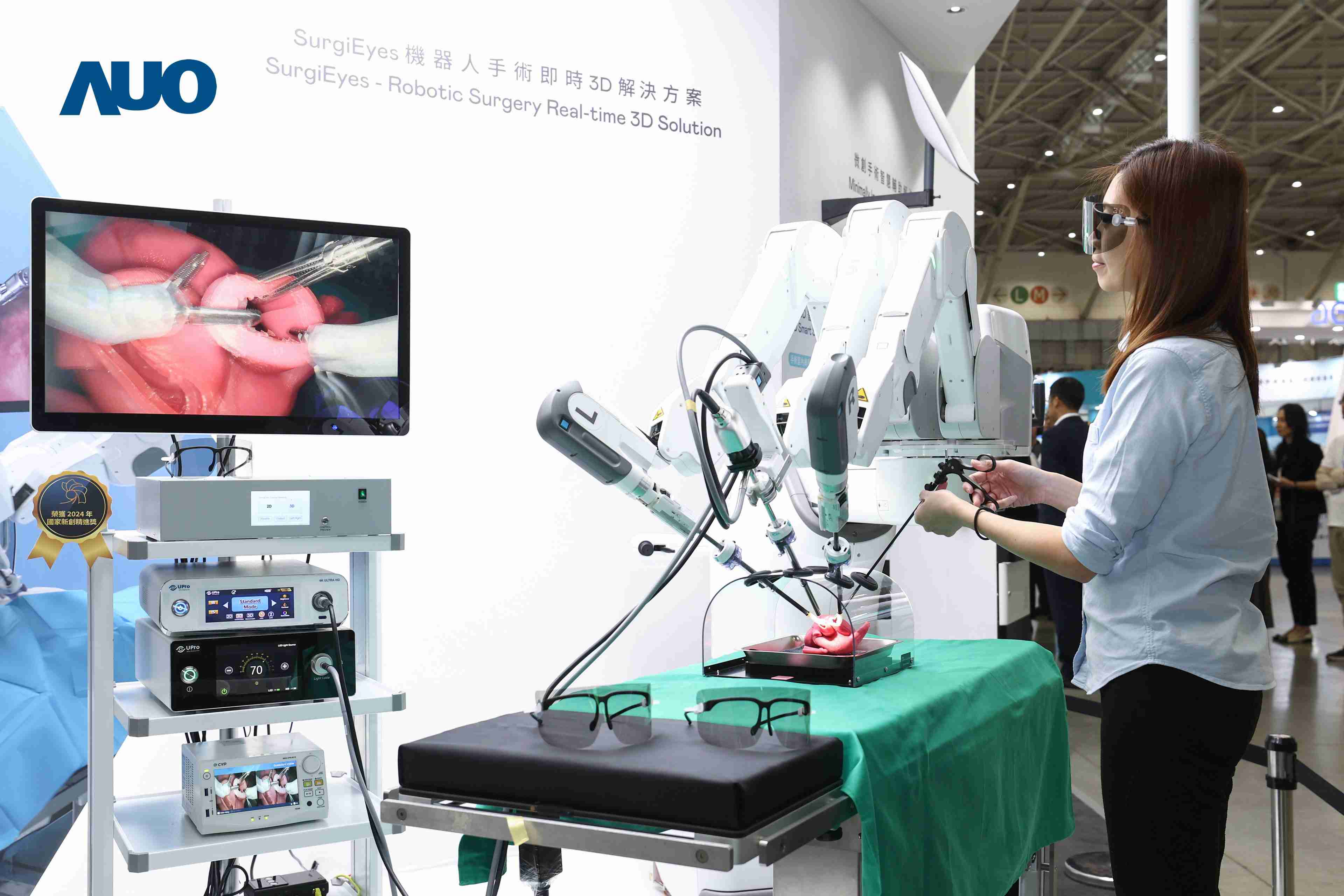 达擎以领先的3D显示技术推出〝SurgiEyes机器人手术实时3D解决方案〞，，，，整合先进3D图像处理与独家3D垂直宽视角、、广色域的显示技术，，，，手术团队可实时同步主刀医师视角看到清晰3D影像，，提升沟通效率与安全性。。。。