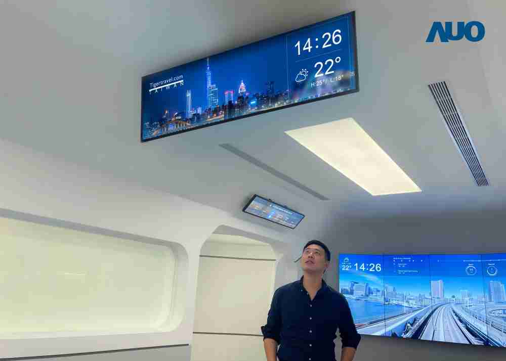 达擎TARTAN “37吋超薄双屏车厢显示器” 采用单一背光设计，，，，将双面显示器厚度大幅缩减至12mm，，支持长条屏 32:9 规格，，，突破传统分辨率限制，，，提供旅客更清晰实时的乘车信息及广告讯息